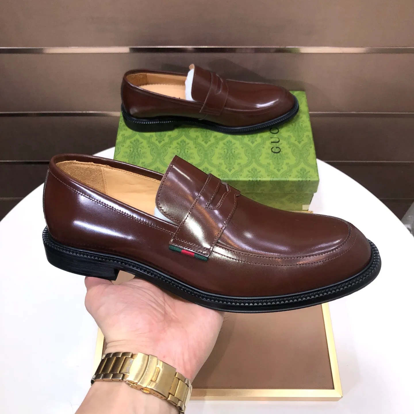 Factory batch 500💰Italy’s top luxury men’s shoe giant (GUCCI) (Gucci) (full cowhide lining) new arrival🍃Original European style🔰 Pleasant to the eye😍In order to make the shoes more durable and non-deformable🌀The production continues to follow traditional methods but there is still no lack of innovation💪The original sheepskin is selected for the leather♻️Smooth, natural and extra bright⭐Made of imported cowhide The rich man’s first choice 38-45 (45 customized)